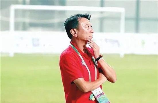 还没走一步，手臂突然被人拽住。